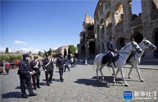 中国警察首次巡逻罗马和米兰 保障中国游客安全